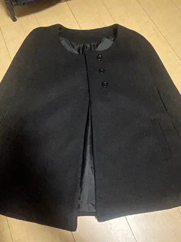 블랙 버튼 케이프 코트