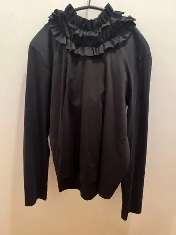 이번 시즌 느와르 케이 니노미야 프릴 티셔츠