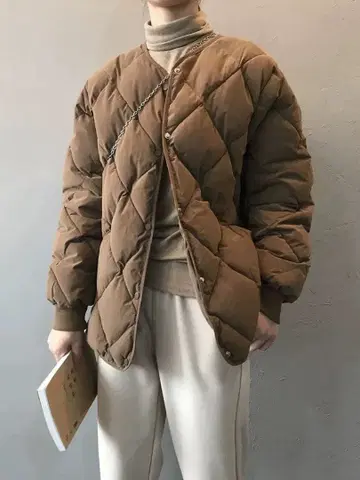 올리브색 퀼팅 다운 자켓