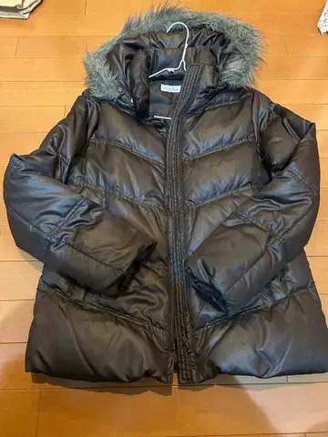 다크 브라운 퍼 달린 다운 자켓