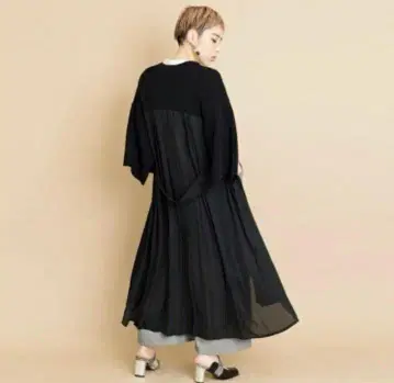 오즈모시스 백 플리츠 롱 가디건 블랙