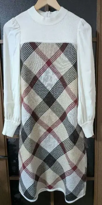 [ 거의 새상품 ] 화이트 체크 무늬 무릎 기장 원피스 블루 레이블