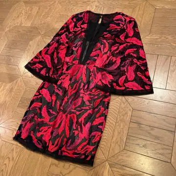 BCBGMAXZRIA 빨간색과 블랙 꽃무늬 7부 소매 무릎 기장 원피스