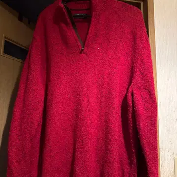 빨간색 지퍼 달린 니트 스웨터