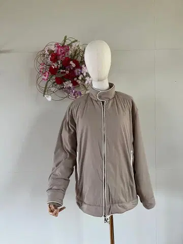 베이지 스탠드 카라 점퍼