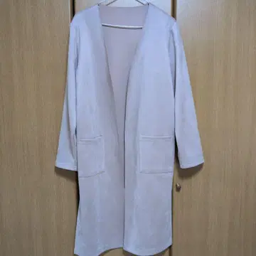 연한 핑크색 롱 코트