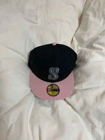 네이비/핑크 스냅백 캡 S 자수
