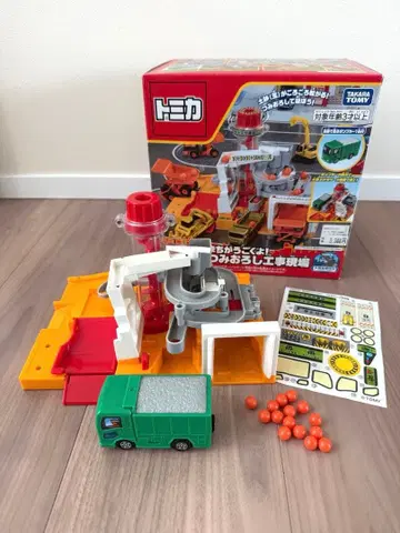 [흙을 쌓아 올리자!] 토미카 움직이는 공사장