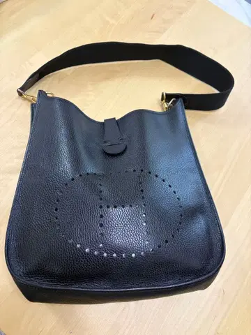 HIGH CLASS 펀칭 로고 블랙 가죽 숄더백