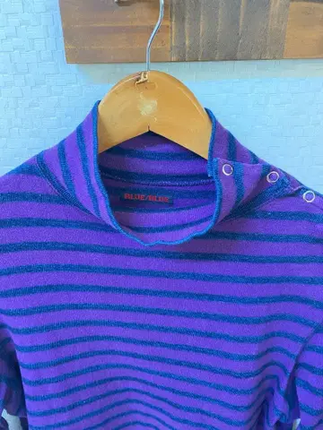 BLUE/BLUE 보라색과 남색 스트라이프 터틀넥