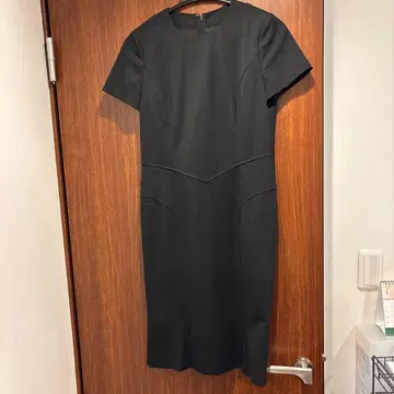 블랙 반팔 무릎 기장 원피스