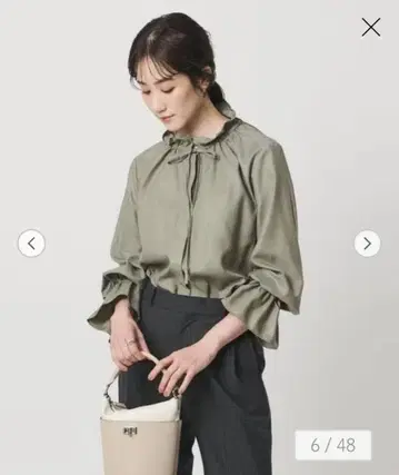 유나이티드 애로우즈 프릴 칼라 플레어 슬리브 블라우스 올리브