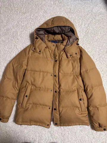 브라운 후드 부착 다운 자켓
