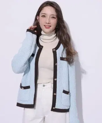 아푸와이저 리셰 배색 골드 버튼 니트 자켓 라이트 블루