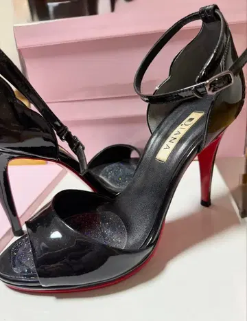 DIANA 블랙 에나멜 스트랩 샌들