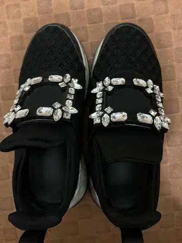 크리스탈 장식 블랙 스니커즈