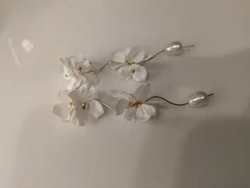 새틴 화이트 플라워 펄 흔들리는 귀걸이 금속 알레르기 방지