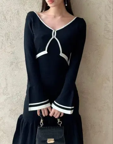 더즈린 블랙 니트 원피스 긴팔 플레어 슬리브