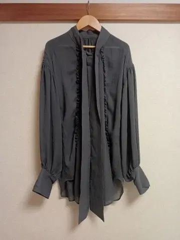 DESIGNWORKS 디자인웍스 조젯 프릴 보타이 블라우스