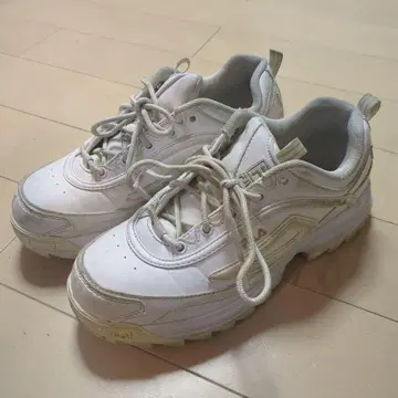 FILA 화이트 스니커즈