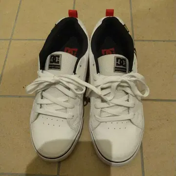 DC 화이트 스니커즈