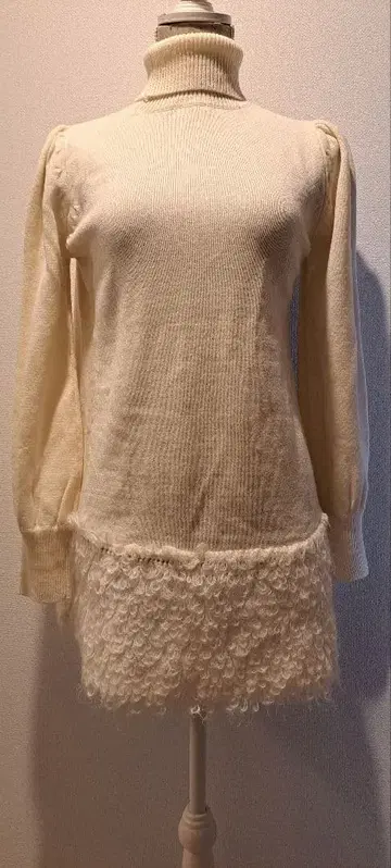 아이보리 터틀넥 니트