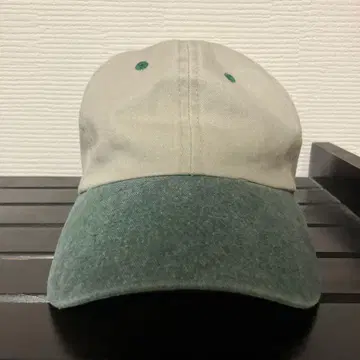 베이지와 그린의 투톤 캡