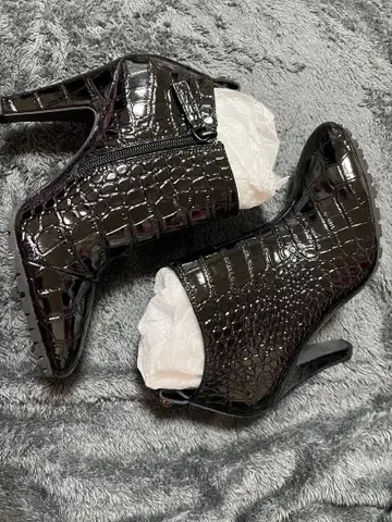 블랙 에나멜 크로커다일 스타일 부티 kurt geiger London