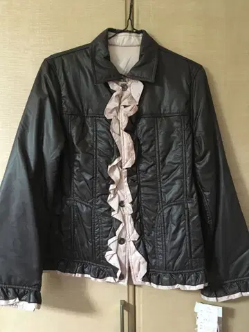 택 포함 새상품 리버서블 프릴 디자인 퀼팅 자켓