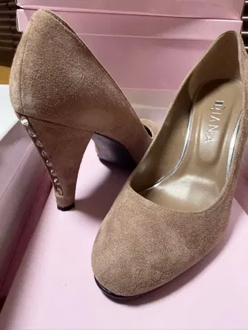 DIANA 베이지 스웨이드 하이힐