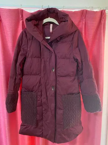 요소우 후드 부착 와인 레드 다운 자켓