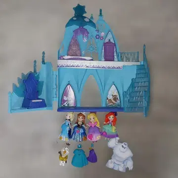 안나와 눈의 여왕 엘사의 아이스 캐슬 리틀 킹덤 성과 피규어