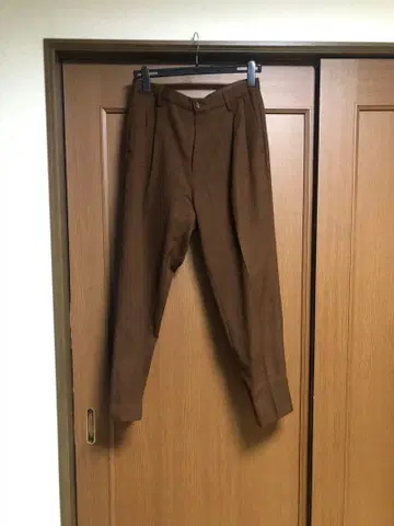 브라운 투 턱 슬랙스