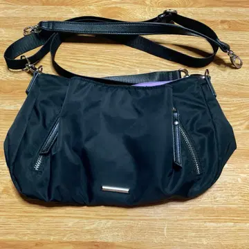 블랙 나일론 숄더백 안쪽 보라색