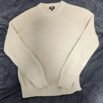 크림색 크루넥 니트