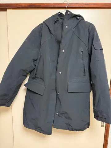 다크 그레이 후드 부착 다운 자켓