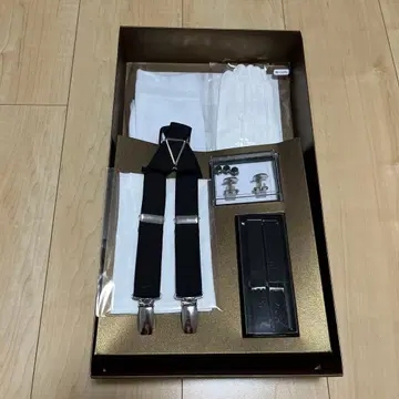 결혼식 신랑 턱시도 주변 잡화