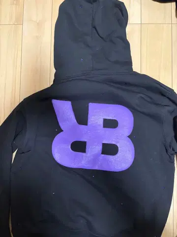 블랙 후드티 보라색 로고 포함