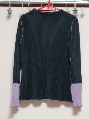 바이컬러 플리츠 상의