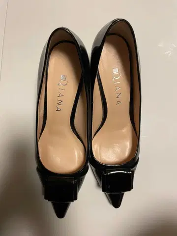 DIANA 블랙 스틸레토 하이힐