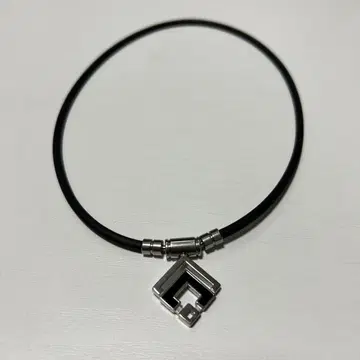 기하학 디자인 목걸이 블랙 실버