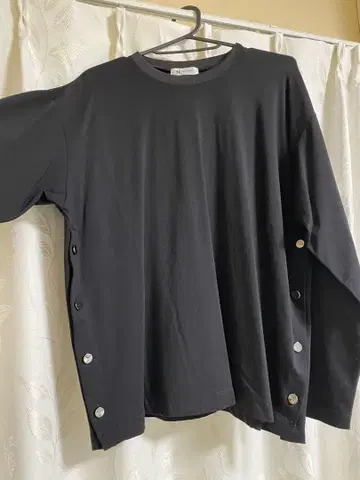 블랙 긴팔 롱 T 사이드 버튼 부착