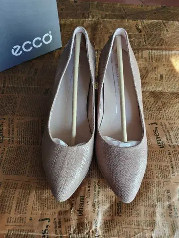 ECCO 베이지 가죽 하이힐 스틸레토