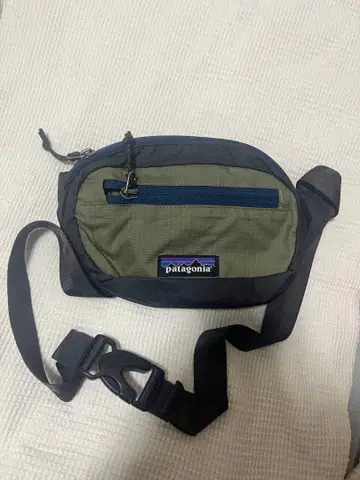 patagonia 바디백 올리브 블랙