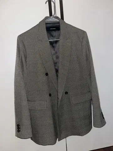 그레이 계열 체크 무늬 더블 브레스트 자켓