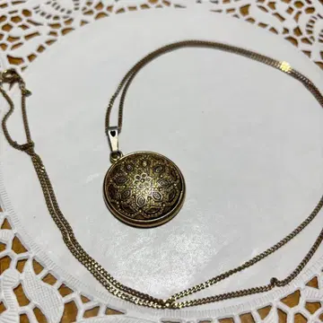 골드 장식 펜던트 목걸이