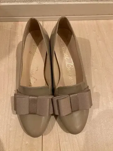새상품급 Bridget Birkin 베이지 리본 펌프스