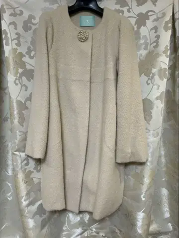 노카라 베이지 코트 펄 브로치 포함