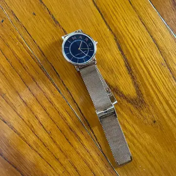 마크제이콥스 손목시계 작동 중