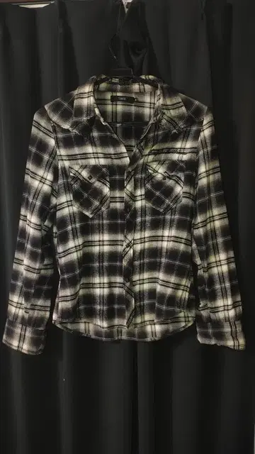 TRAVAS 블랙 화이트 체크 플란넬 셔츠